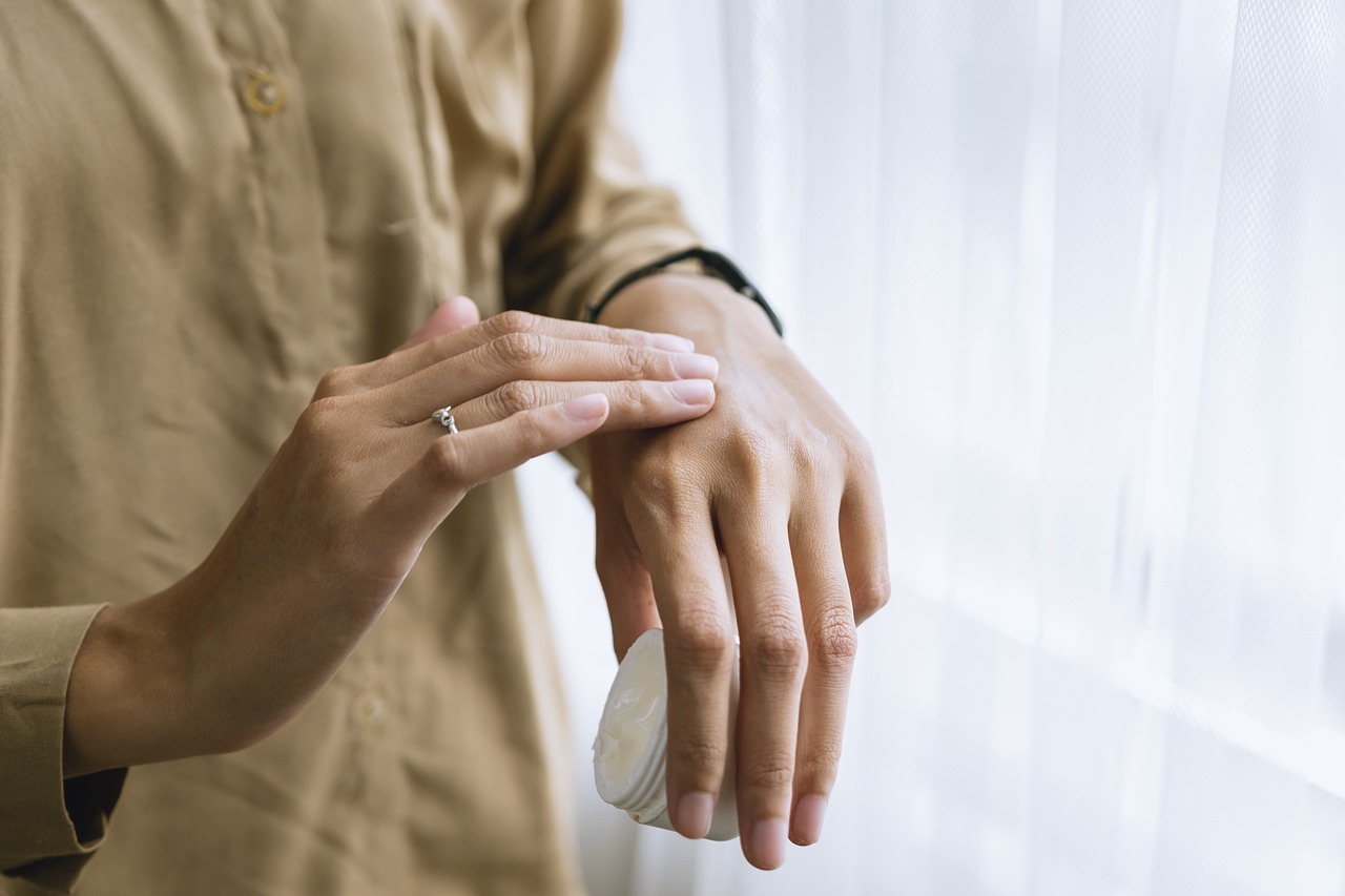 Delikatny peeling z glukonolaktonem złuszcza martwy naskórek i nawilża skórę bez podrażnień