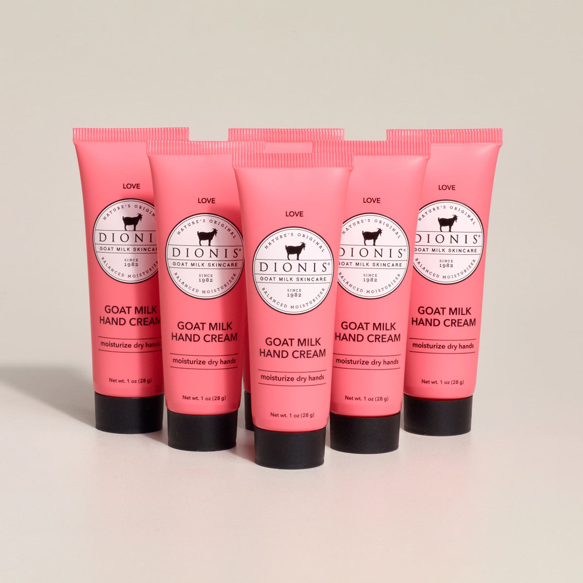 składniki mleczka balsamicznego butelka mleczka obok naturalnych składników jak aloes i masło shea