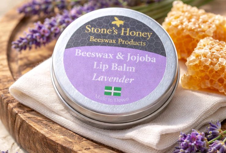 Słoiczek balsamu z olejem jojoba na drewnianym blacie
