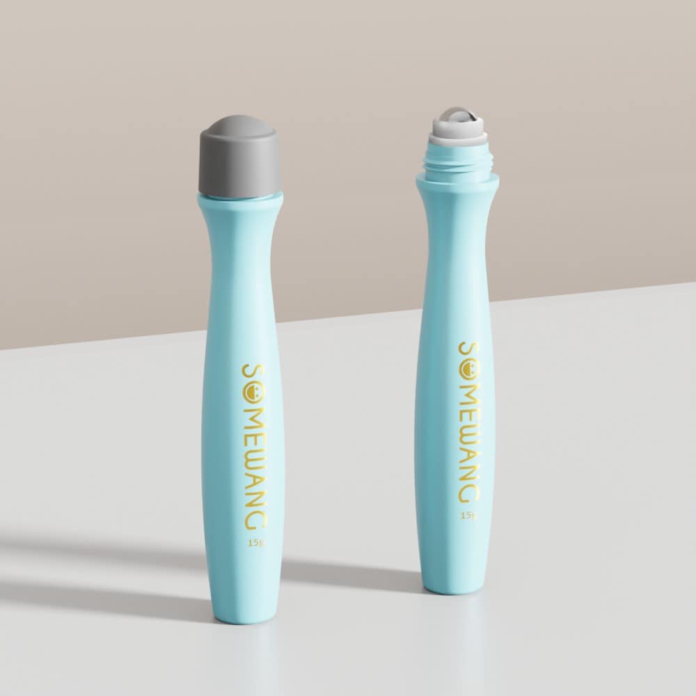 dłoń trzymająca buteleczkę roll-on kremu pod oczy