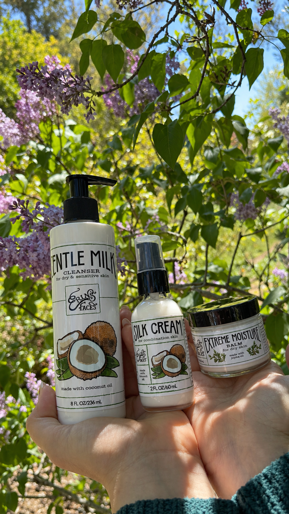 Otwarta buteleczka olejku jojoba obok kremowego balsamu