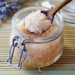 Scrub solny z olejkami eterycznymi w słoiku z naturalnymi składnikami