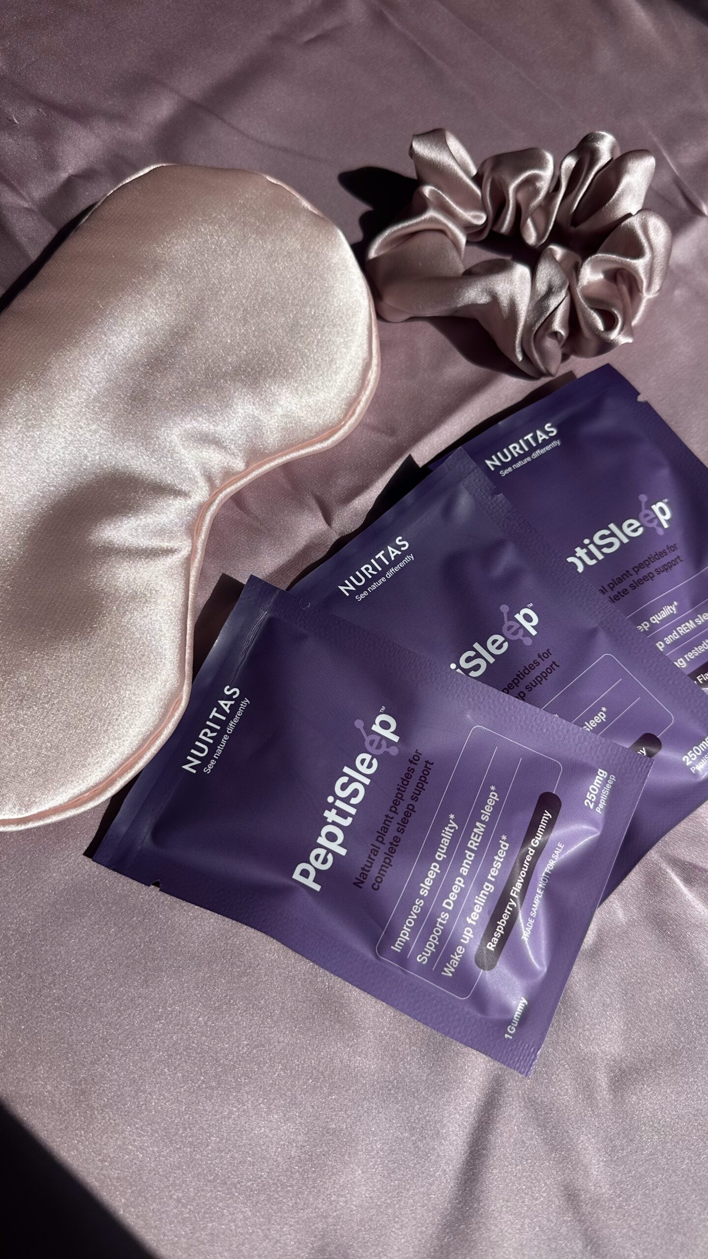 aplikacja serum z peptydami roślinnymi na skórę