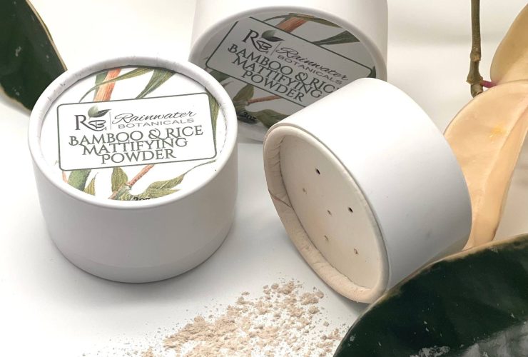 puder ryżowy i bambusowy nałożone na dłoń do porównania