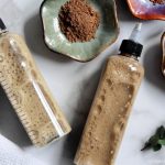 Szampon DIY z żółtkiem i korzeniem mydlnicy w miseczce do naturalnej pielęgnacji włosów