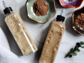 Szampon DIY z żółtkiem i korzeniem mydlnicy w miseczce do naturalnej pielęgnacji włosów