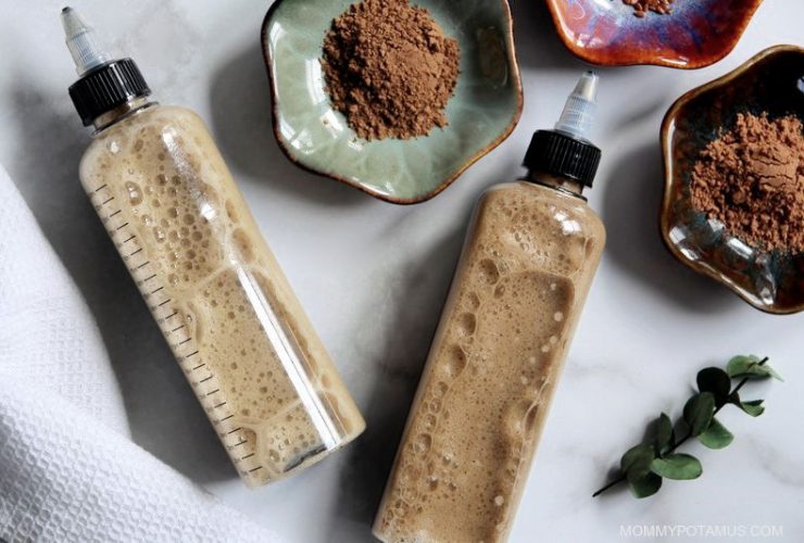 Szampon DIY z żółtkiem i korzeniem mydlnicy w miseczce do naturalnej pielęgnacji włosów