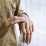 Delikatny peeling z glukonolaktonem złuszcza martwy naskórek i nawilża skórę bez podrażnień