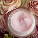 Serum z adenozyną wspomaga regenerację skóry i zmniejsza widoczność zmarszczek na twarzy