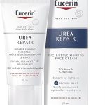 Kobieta aplikuje krem z mocznikiem na spierzchnięte pięty w domowej łazience