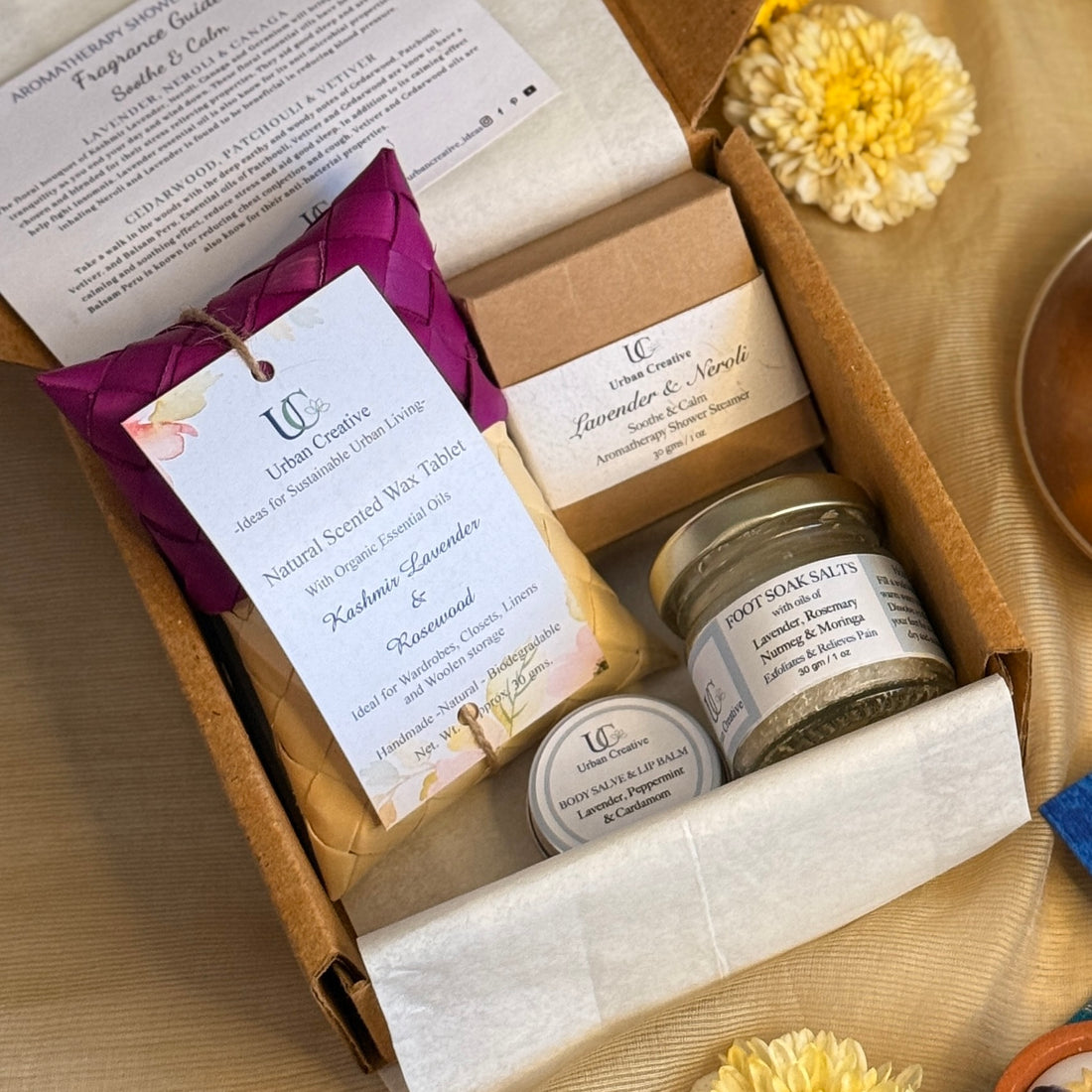 Ręka pokazuje suchą skórę obok nawilżonej błyszczącej złotymi drobinkami