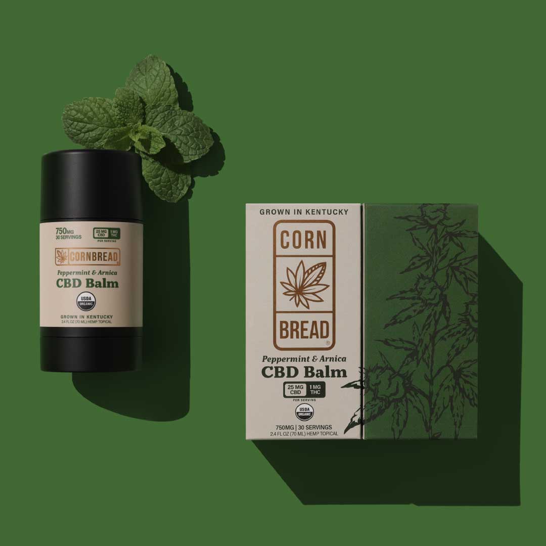 Efekt relaksu po balsamie na ból głowy Uśmiechnięta twarz pokazuje ulgę po aplikacji balsamu konopnego na skronie