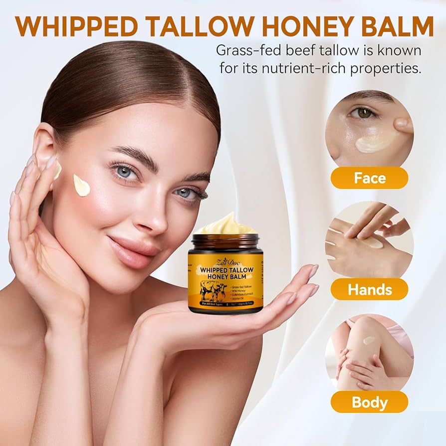 Kobieta masuje balsam z drobinkami złota na dekolcie po kąpieli