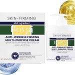 Uśmiechnięta kobieta wmasowująca balsam ujędrniający w gładkie uda