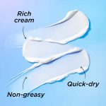 Kobieta trzyma tubkę kremu, butelkę mleczka i słoik balsamu porównując ich konsystencje