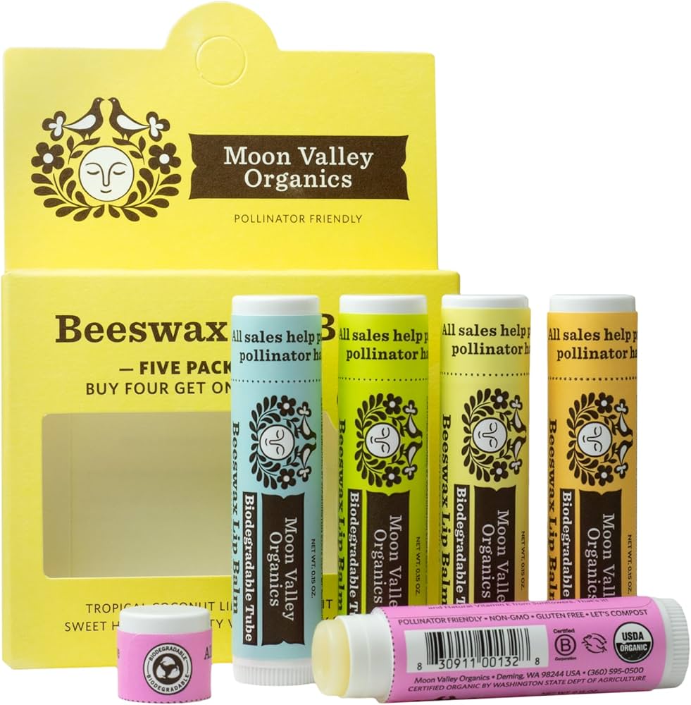 Palec zanurzający się w gęstym złotym balsamie miodowym w szklanym słoiczku