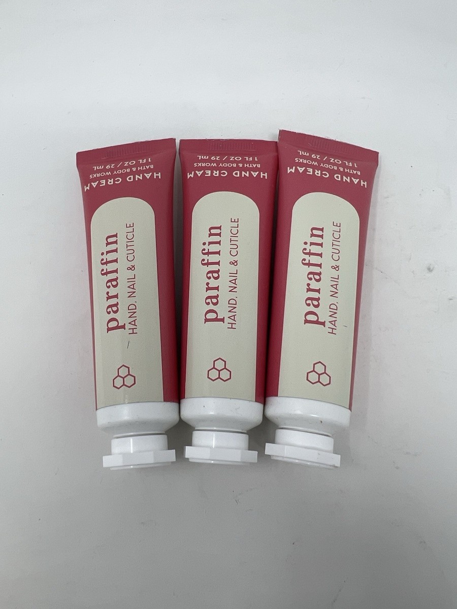 Ręka wciera balsam palcami w suchą skórkę przy kciuku