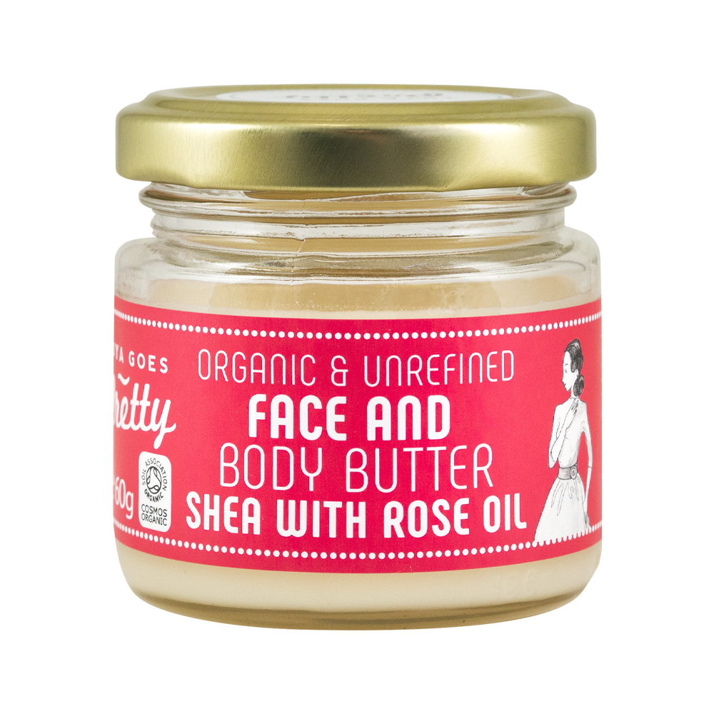 Kobieta ręcznie zbierająca żółte owoce shea z gałęzi drzewa