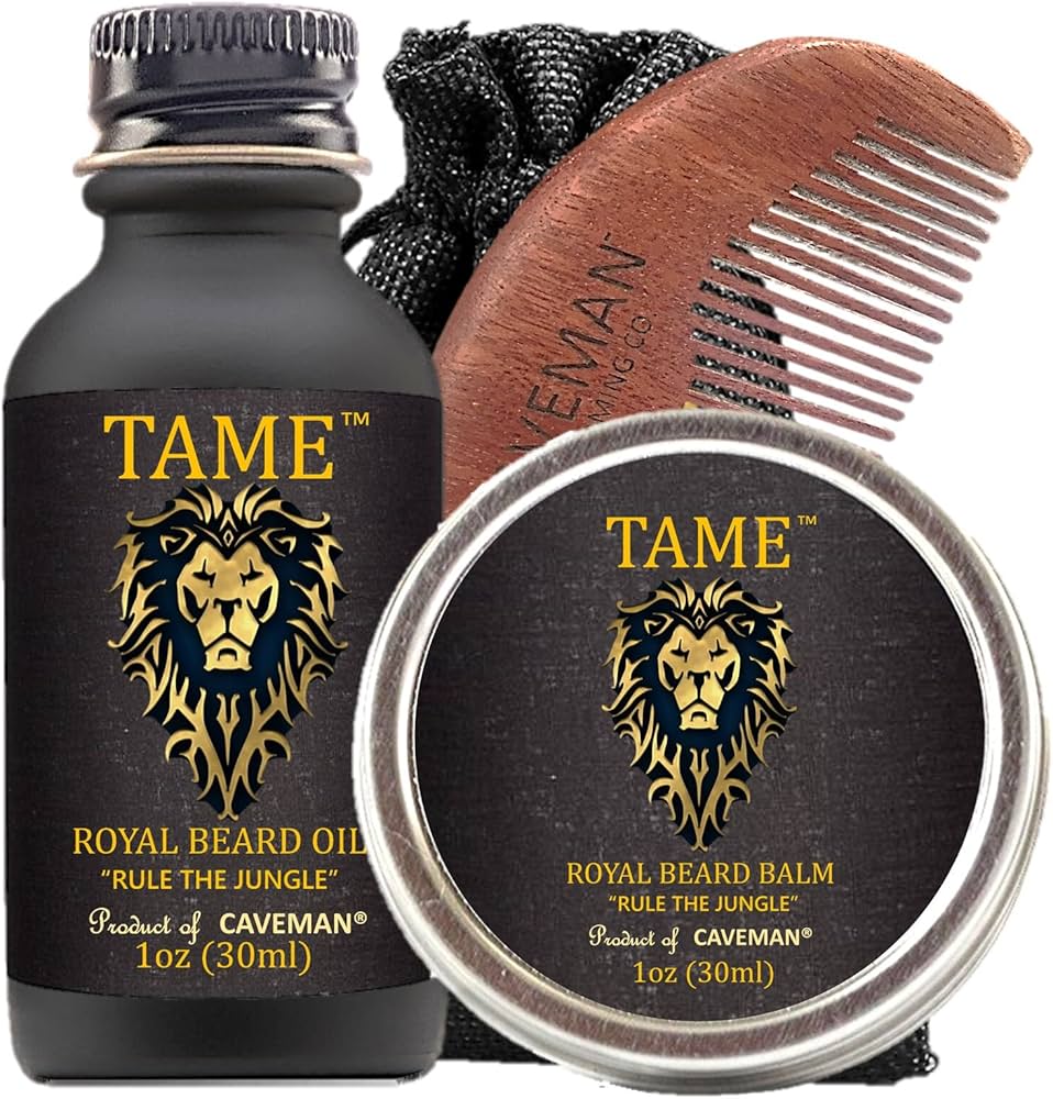 Rozgrzewanie balsamu w rękach Mężczyzna rozcierający balsam między dłońmi przed aplikacją