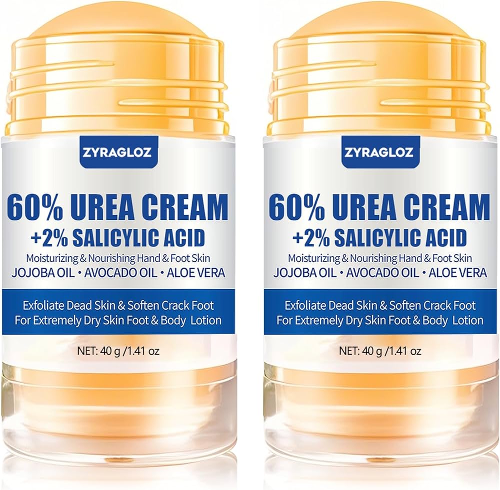 Palec rozsmarowuje biały krem z mocznikiem po szorstkiej pięcie