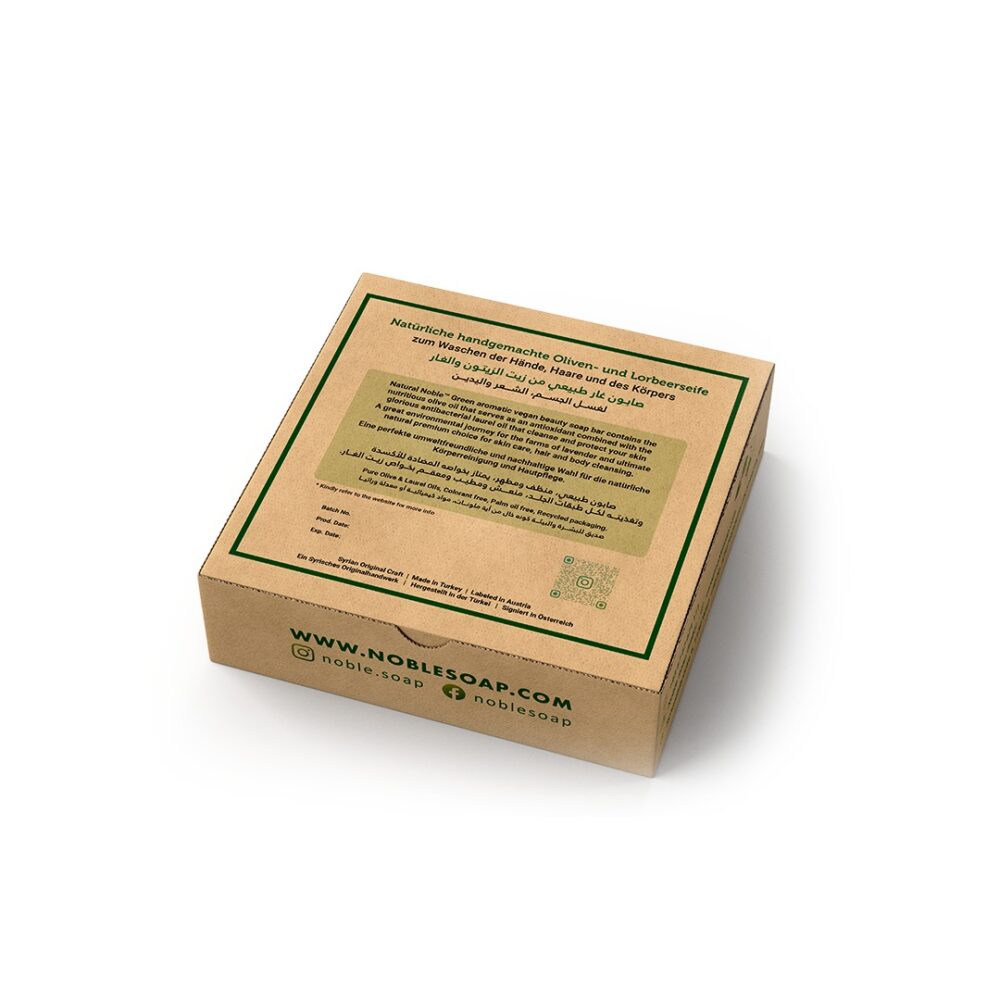 Lawendowe mydło krojone nożem obok bukietu lawendy