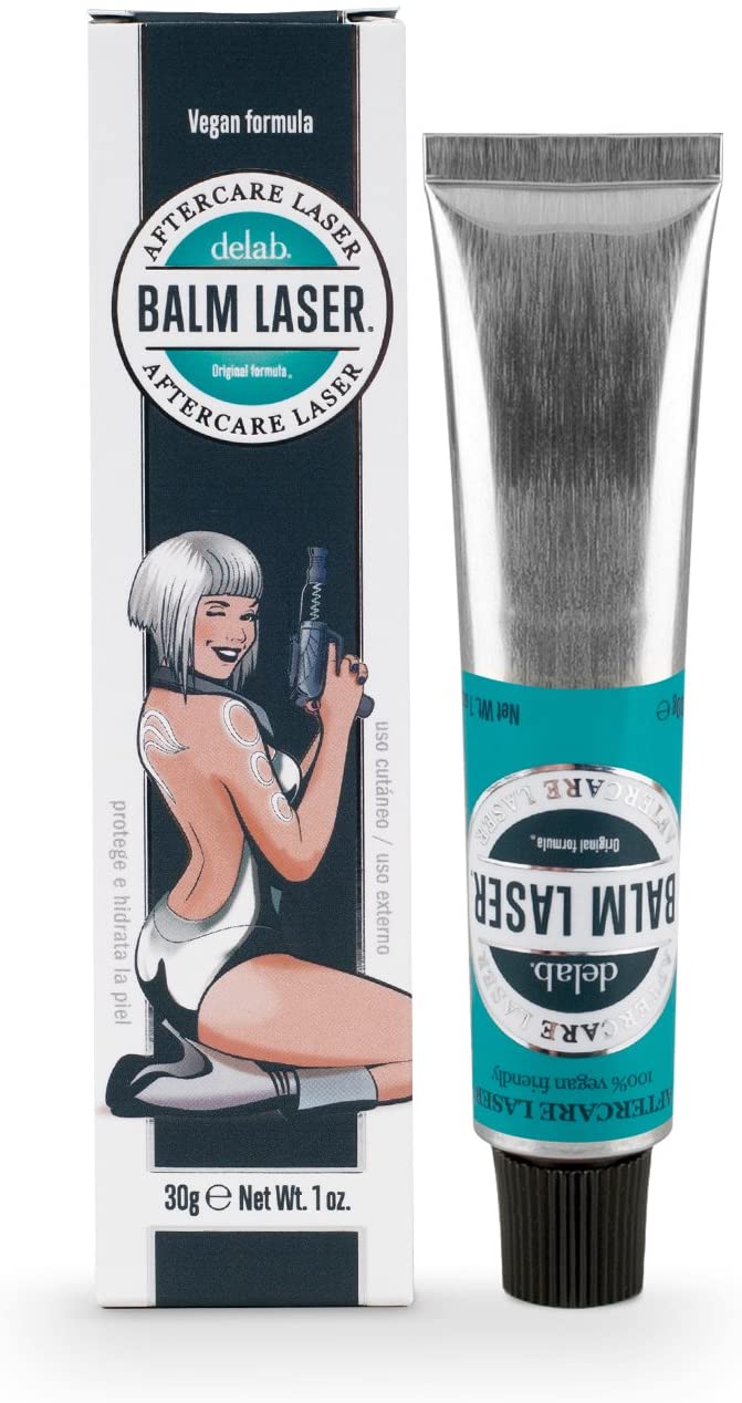 W pełni zagojony tatuaż lwiego pyska na szyi po miesiącu stosowania kremu pielęgnacyjnego