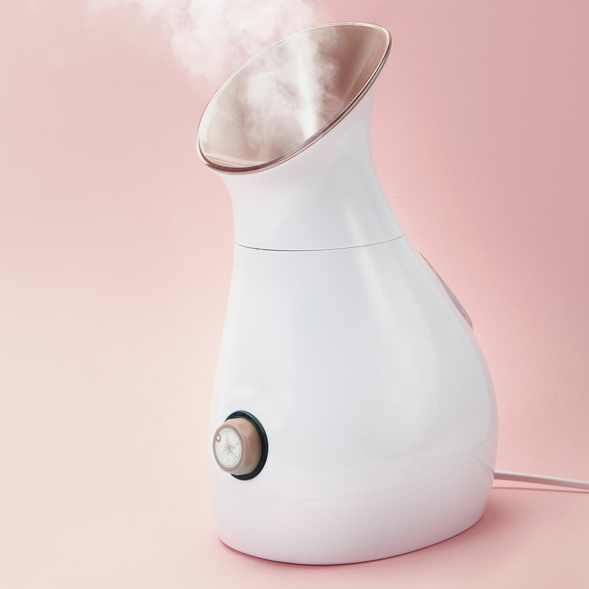 czyszczenie sauny jonowej do twarzy kobieta czyści dyszę sauny jonowej miękką szczoteczką po użyciu