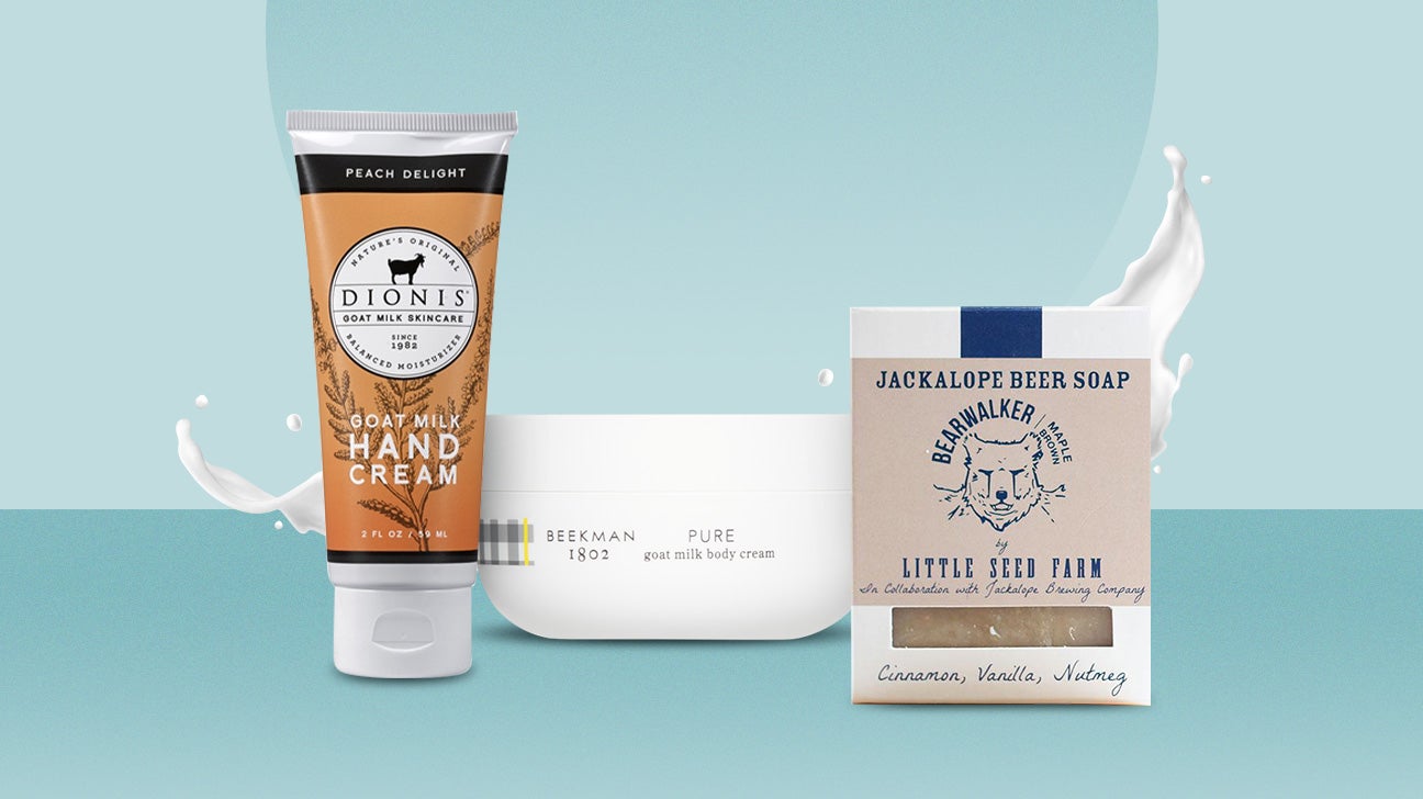 mężczyzna masuje mleczko w skórę dłoni po myciu