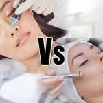 kobieta z gładką i promienną skórą twarzy po mikrodermabrazji diamentowej patrzy w lustro