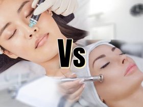 kobieta z gładką i promienną skórą twarzy po mikrodermabrazji diamentowej patrzy w lustro