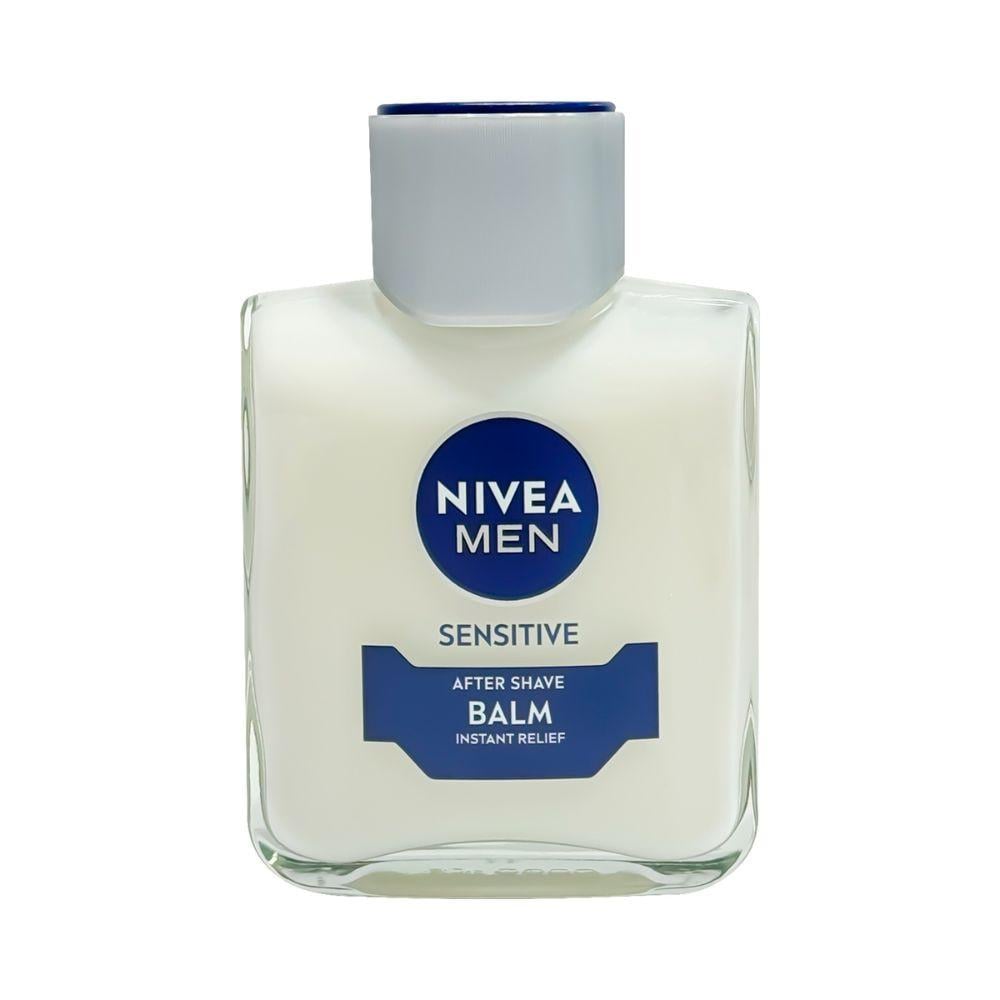 mężczyzna z gładką ogoloną twarzą uśmiecha się po aplikacji balsamu po goleniu