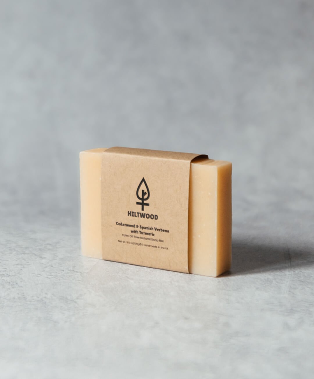 Pomarańczowe mydło z pomarańczową skórką i liśćmi na desce