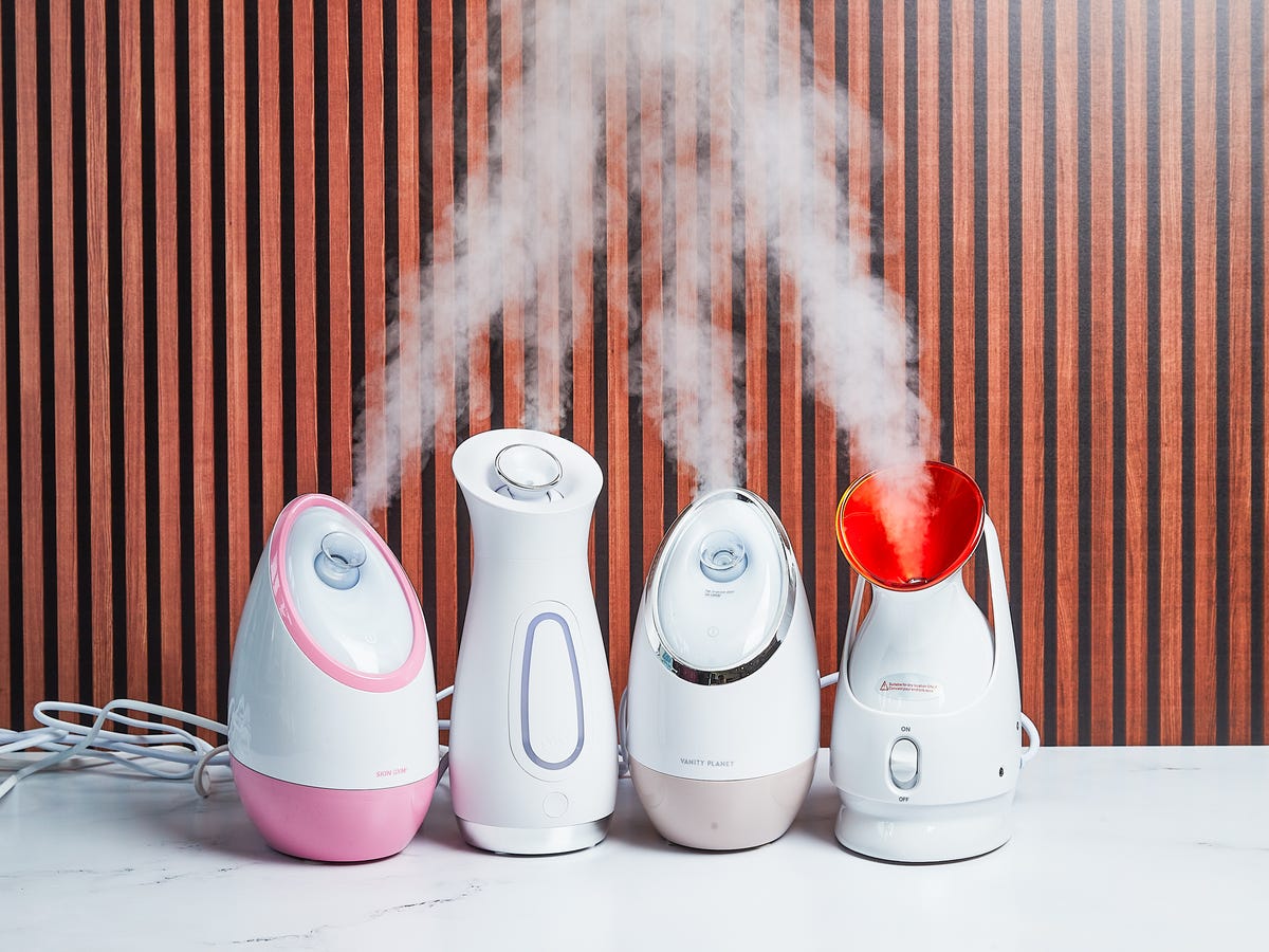 dodawanie olejku do sauny jonowej młoda kobieta dolewa olejek eteryczny do zbiornika sauny jonowej