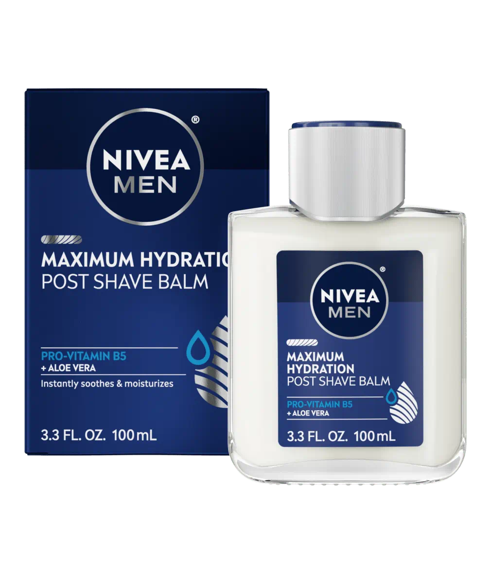 przezroczysta butelka balsamu z pompką obok maszynki do golenia na marmurze