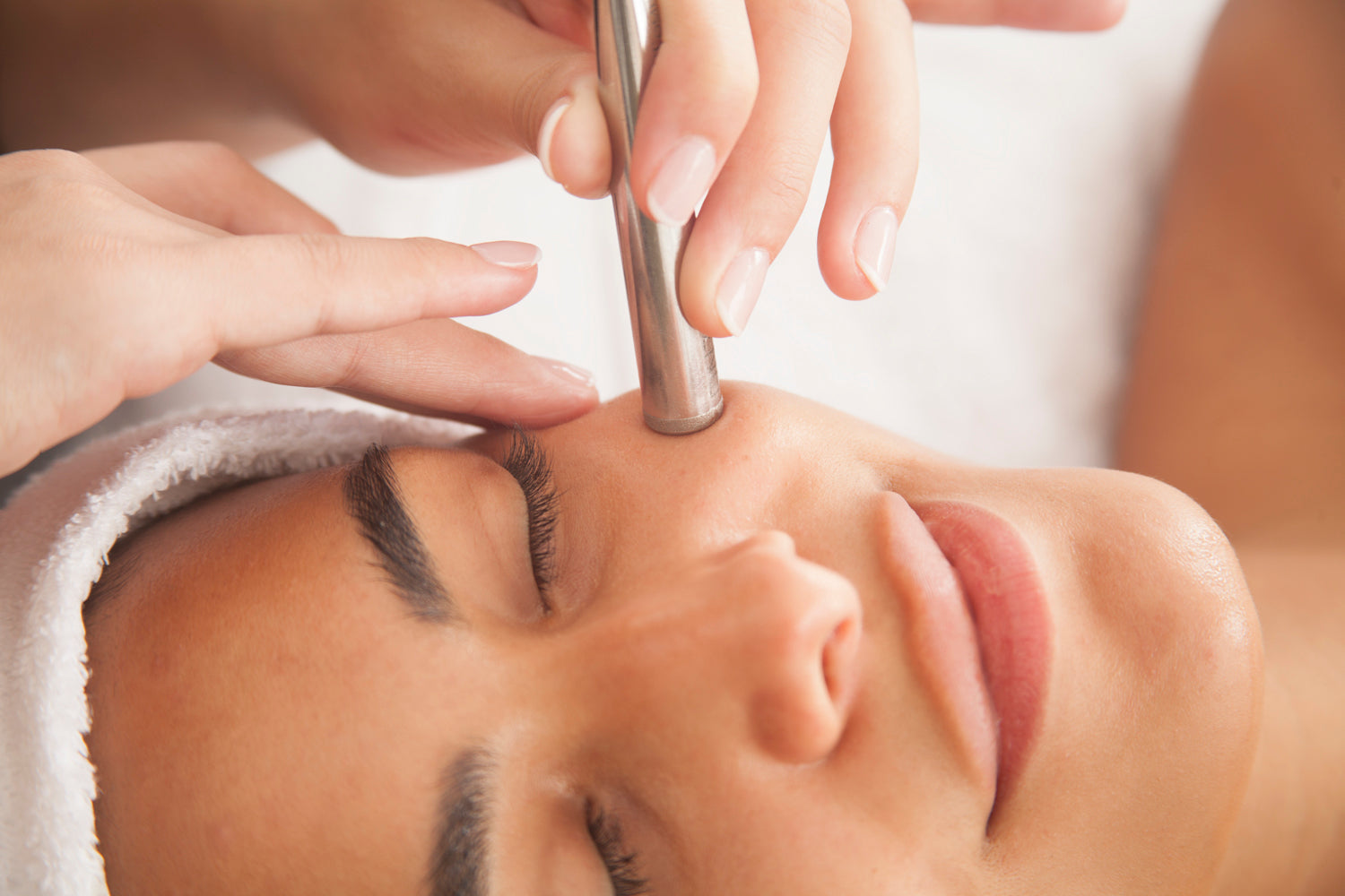 poprawa trądziku dzięki mikrodermabrazji skóra z trądzikiem przed zabiegiem obok wygładzonej bez zmian zapalnych po mikrodermabrazji