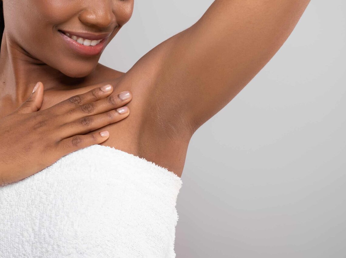 nakładanie pasty cukrowej ręką dłoń formująca kulkę pasty cukrowej i nakładająca na łydkę