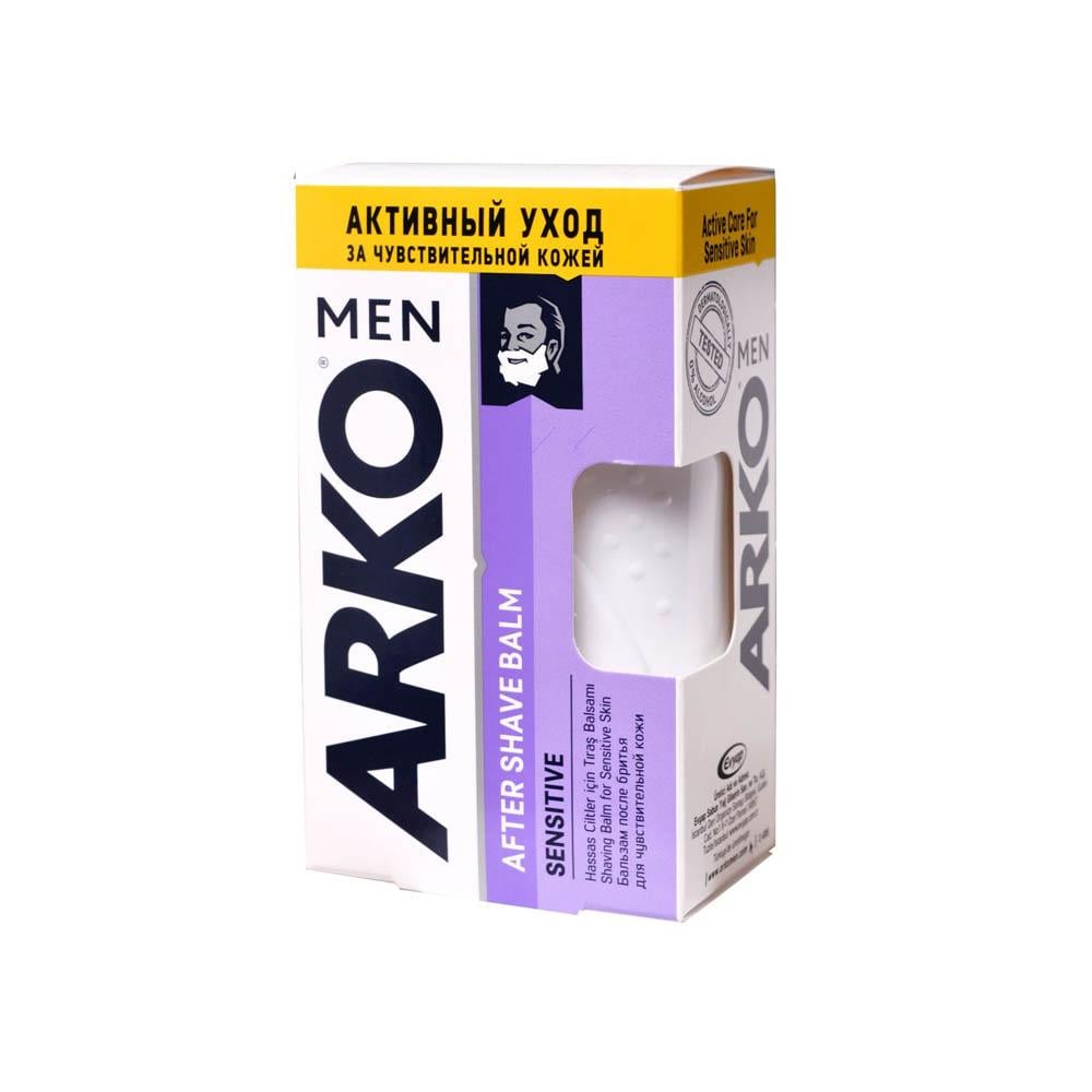 mężczyzna masuje balsam po goleniu w skórę szyi po goleniu lusterkiem