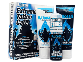 Tubka kremu do pielęgnacji tatuażu obok świeżego kolorowego tatuażu na męskim ramieniu