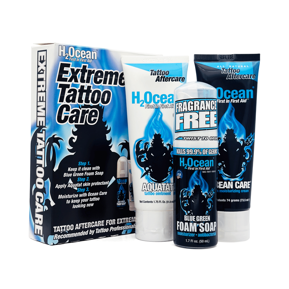 Tubka kremu do pielęgnacji tatuażu obok świeżego kolorowego tatuażu na męskim ramieniu