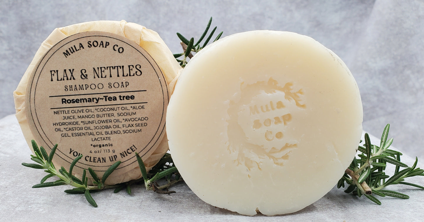 butelka złotego oleju lnianego obok tłocznika i nasion lnu