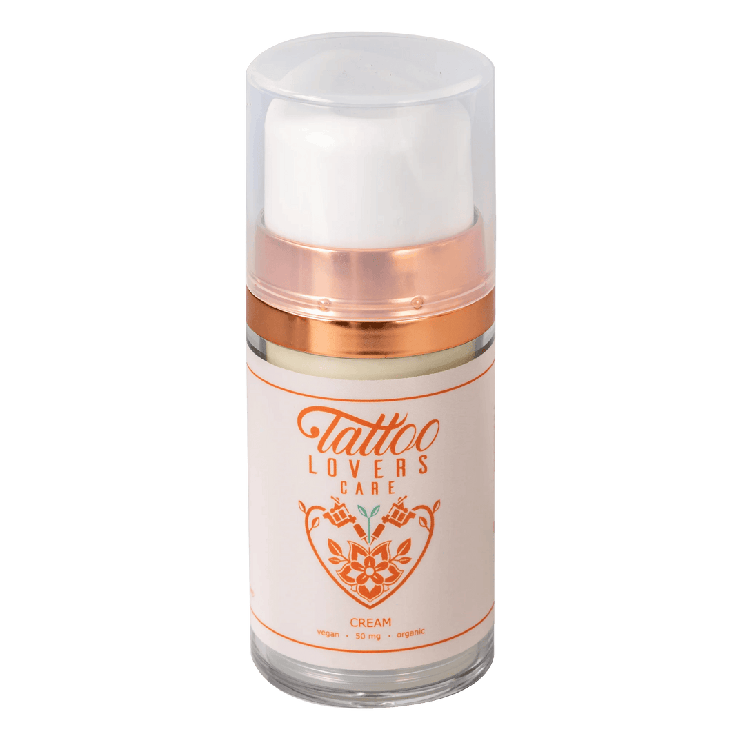 Świeży tatuaż z krwawiącymi liniami na łydce przed pierwszą aplikacją kremu pielęgnacyjnego