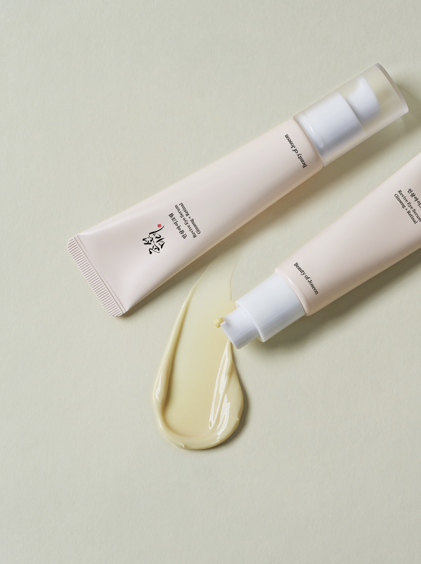 młoda kobieta masuje krem na noc w okolice oczu delikatnymi ruchami palców