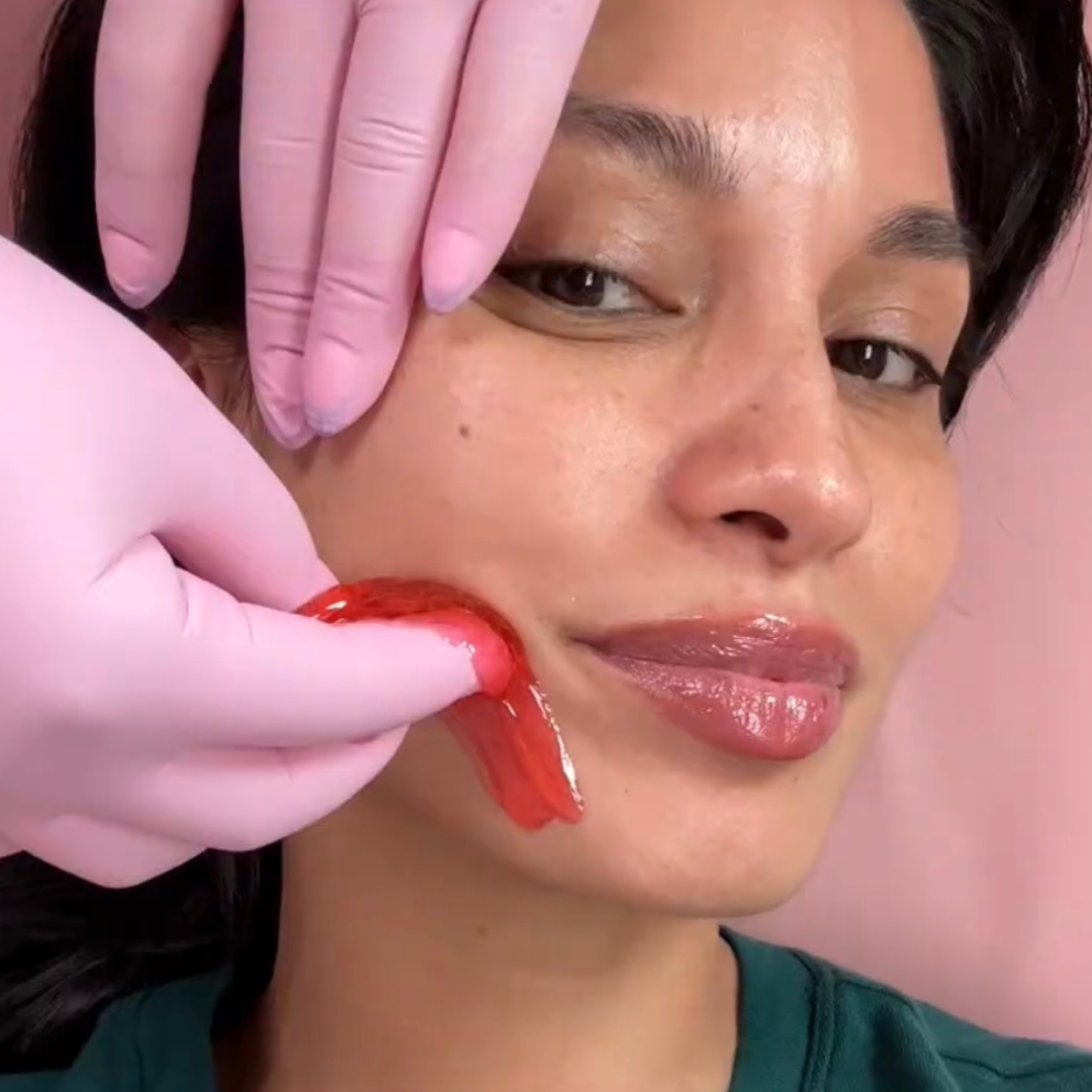 przygotowanie pasty cukrowej w domu mieszanie cukru z cytryną i wodą w garnku na kuchence do pasty