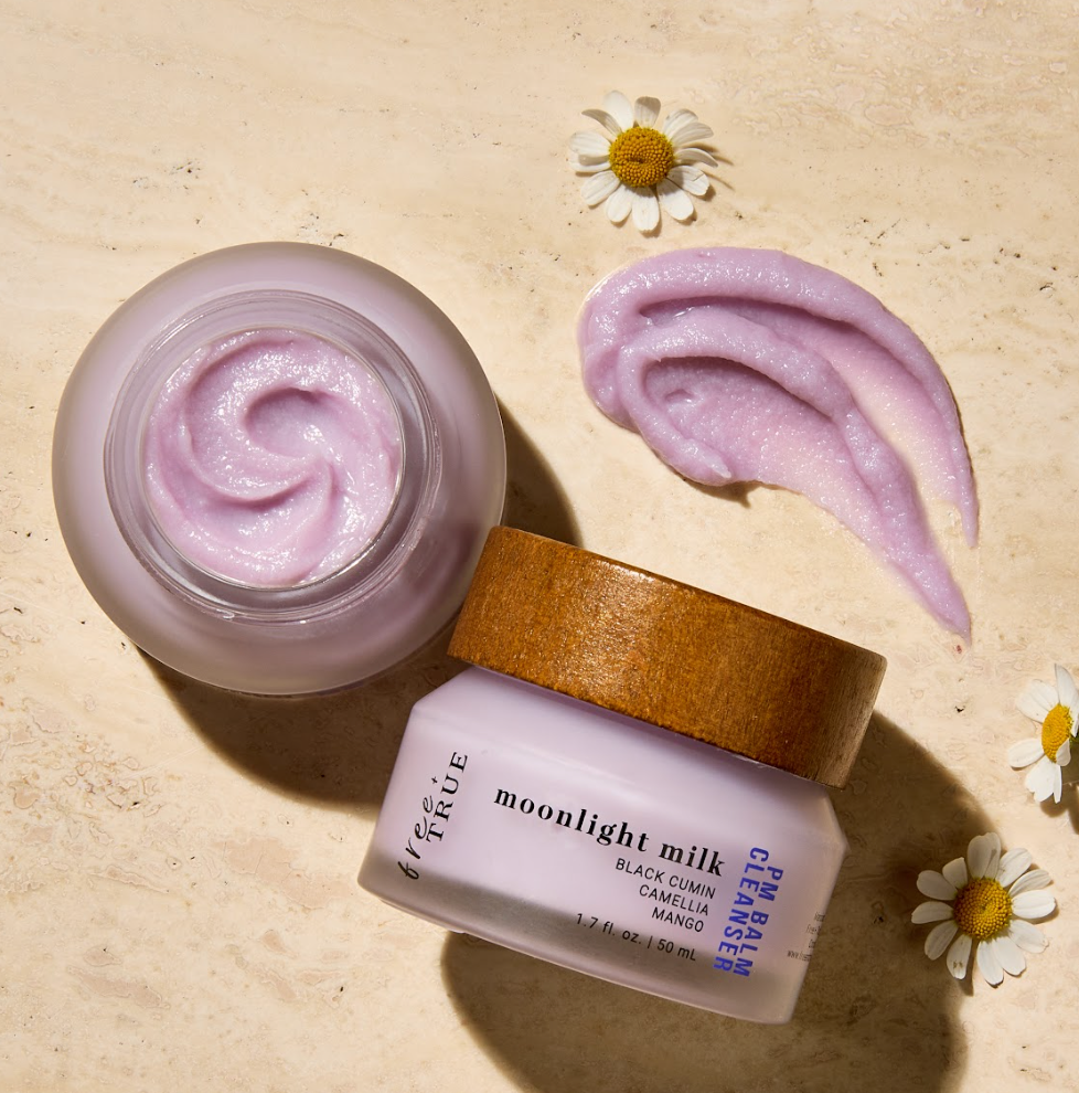 powiększony widok gładkiej skóry po nałożeniu mleczka balsamicznego