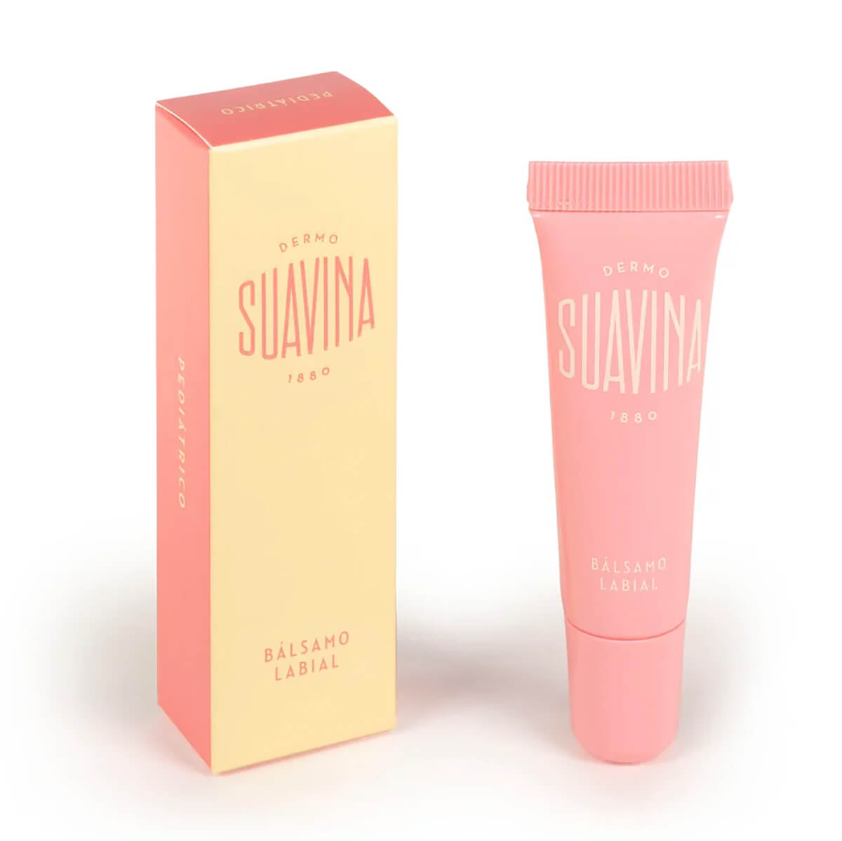 suche usta dziecka zimą na spacerze dziecko z suchymi spękanymi ustami stoi na zimowym spacerze w czapce